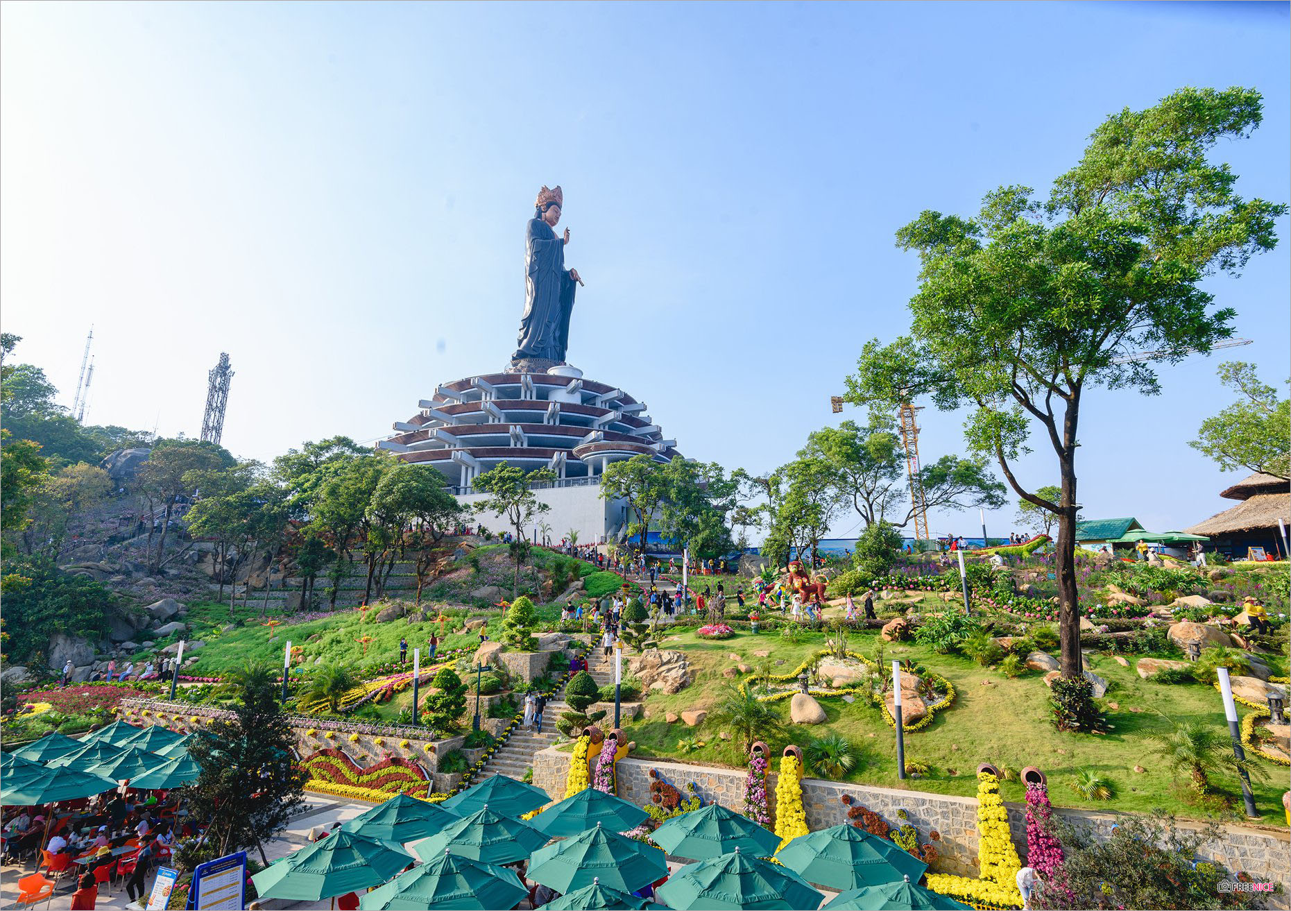 Tượng Phật trên núi Bà Đen nhìn tư xa