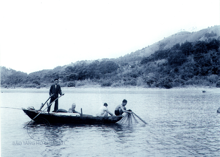 Hình ảnh Bác Hồ ngồi thuyền đi trên sông