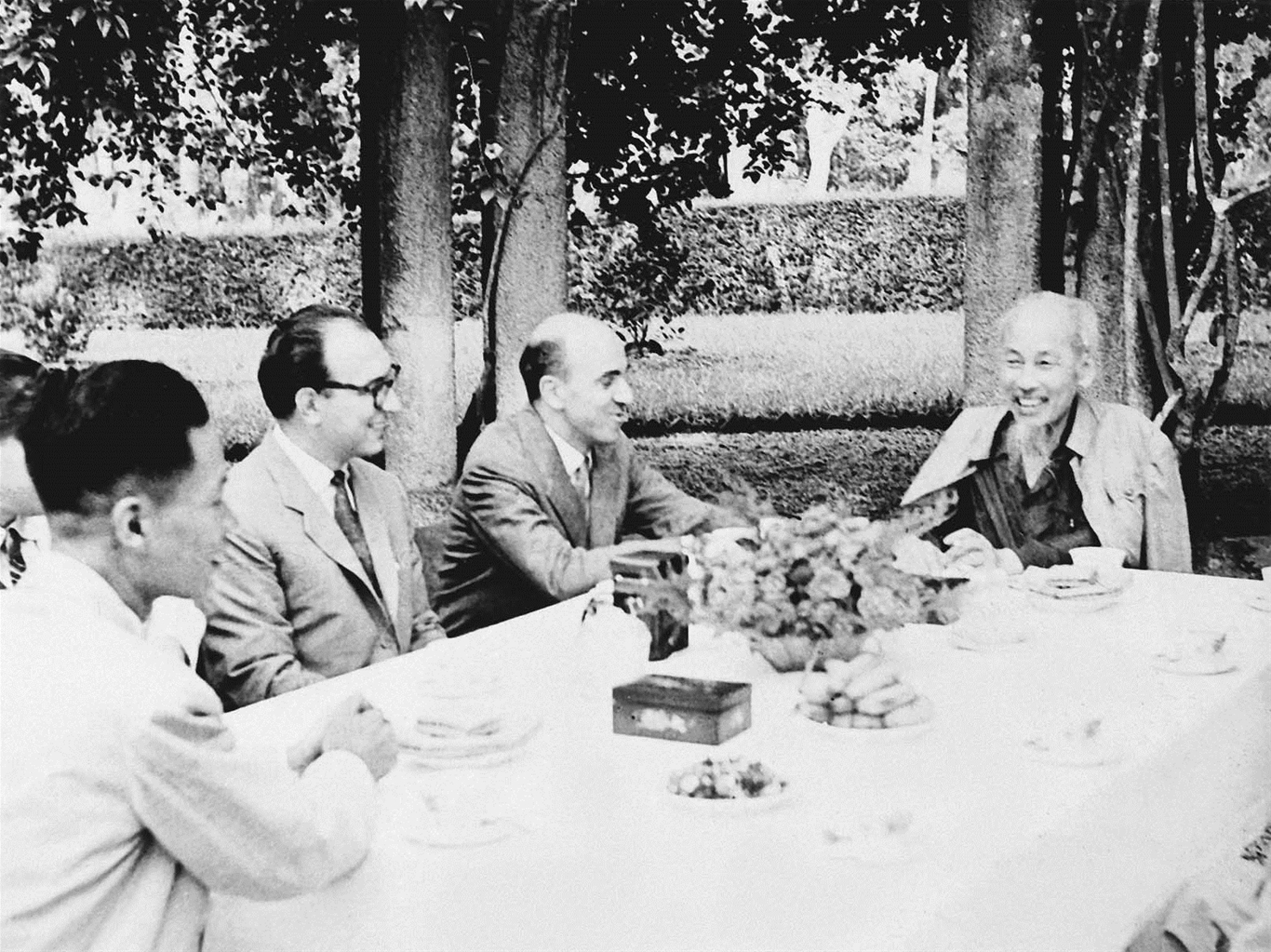 Hình ảnh Bác Hồ ngồi uống trà với người nước ngoài