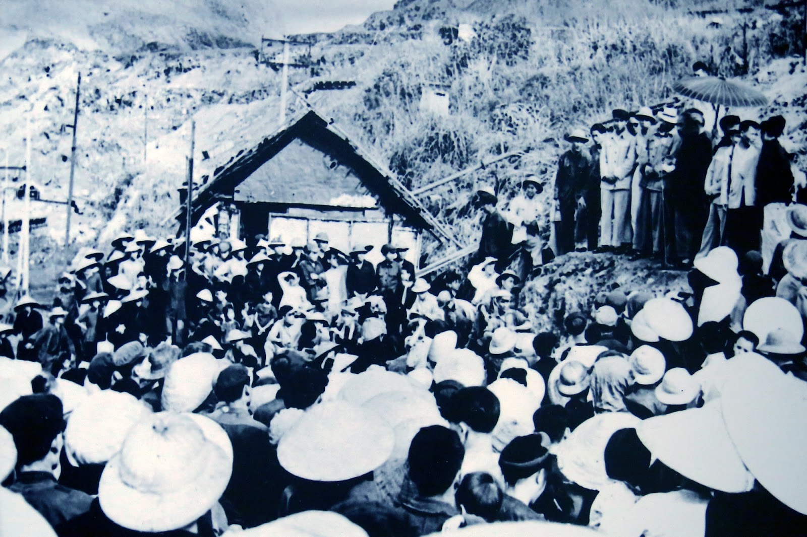 Hình ảnh Bác Hồ ngồi với mọi người ở mỏ than