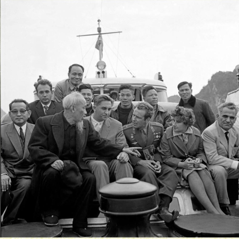Hình ảnh Bác Hồ ngồi chụp ảnh chung với mọi người trên thuyền