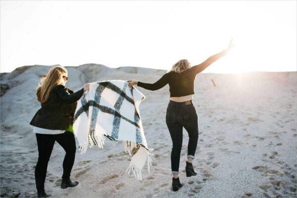 hình ảnh hai cô gái cùng đi đón ánh nắng trên đồi ven biển