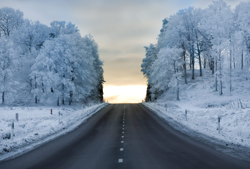 hình ảnh con đường đầy tuyết