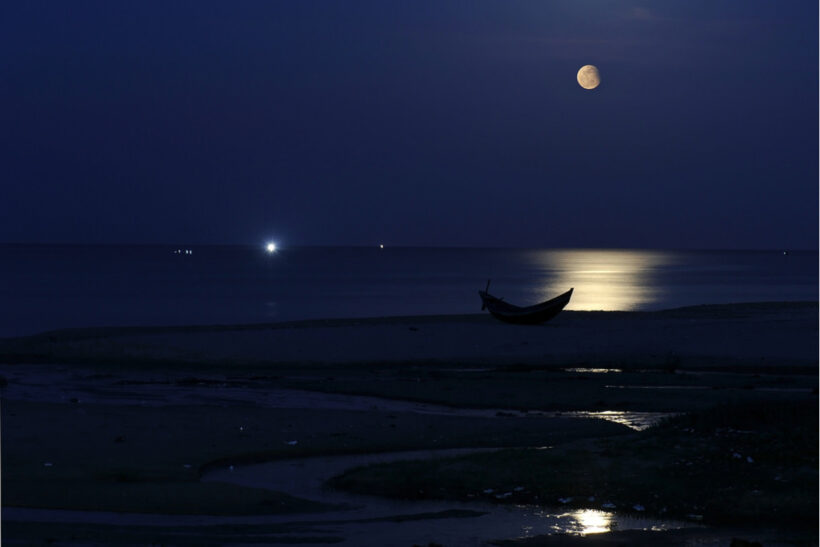 ảnh mặt trăng đẹp về đêm ở biển