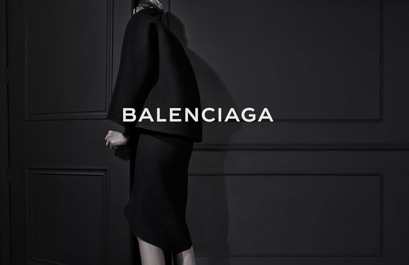 Balenciaga làm thư mời bằng điện thoại vỡ  Thời trang Sao
